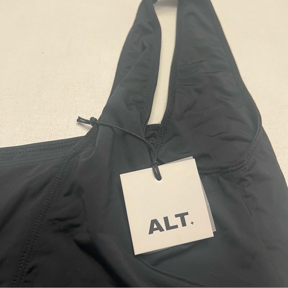 ALT. One shoulder swim - Picture 3 of 3